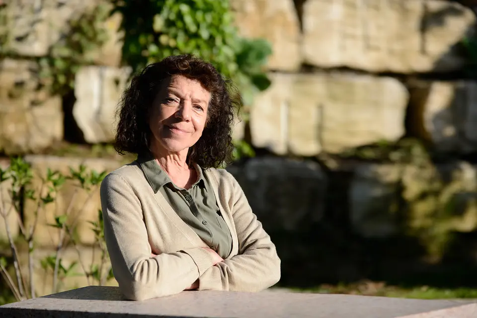 Hanne Petzold, Gastgeberin des Weinberghauses und Gastronomin seit über 50 Jahren, vor der Natursteinmauer im Garten