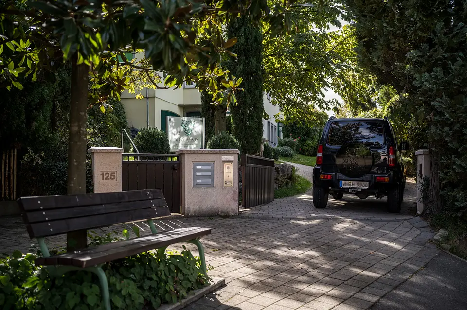 Hauseingang Nr. 125 mit Bank, Briefkasten und gepflasterter Zufahrt zum Weinberghaus