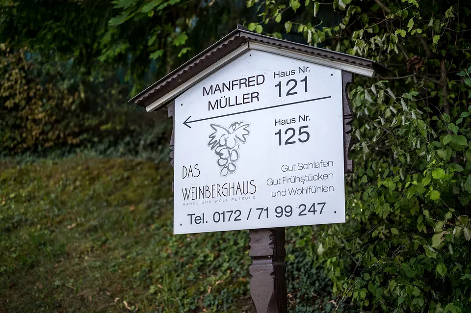 Wegweiser an der Einfahrt: Das Weinberghaus, Hanne und Wolf Petzold, Haus Nr. 125