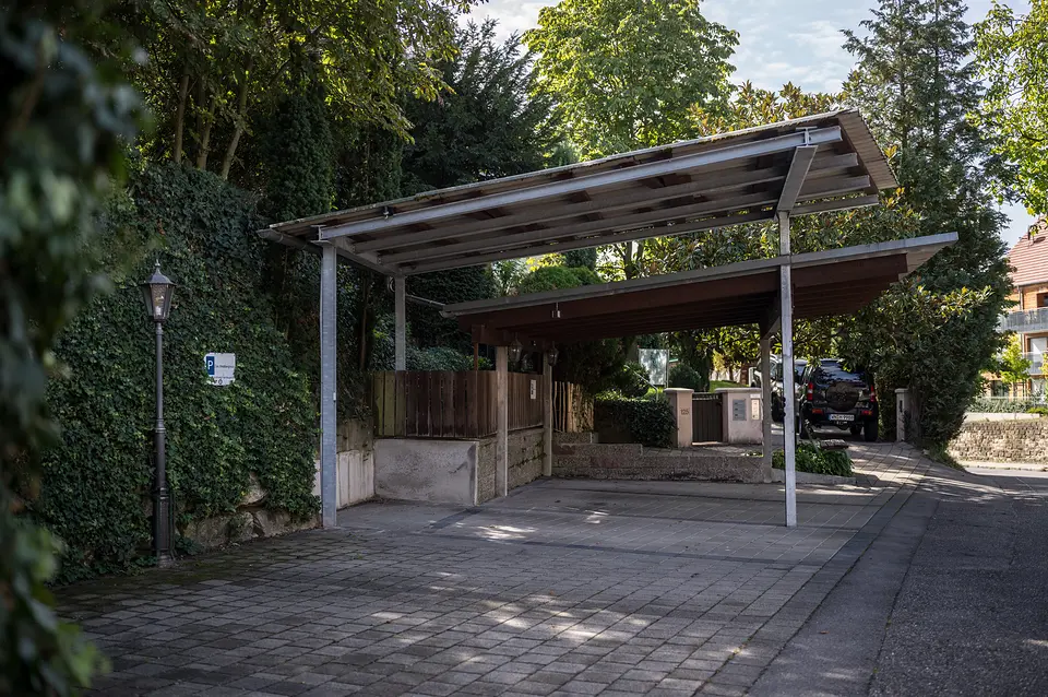 Überdachter Parkplatz am Weinberghaus – hauseigene Parkplätze für Gäste