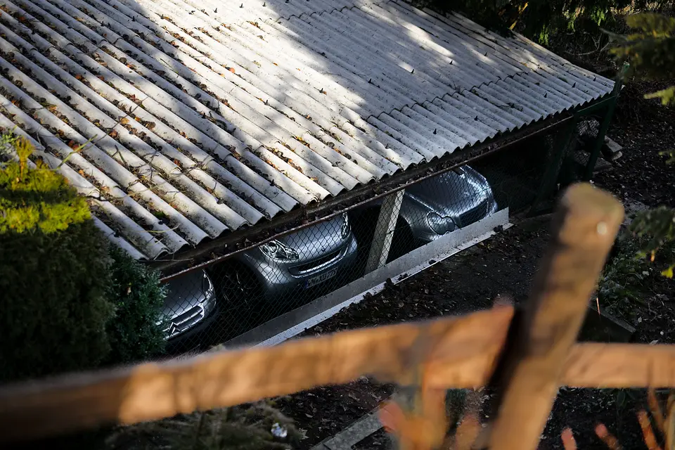 Hauseigene Parkplätze am Weinberghaus: zwei Autos unter dem Carport