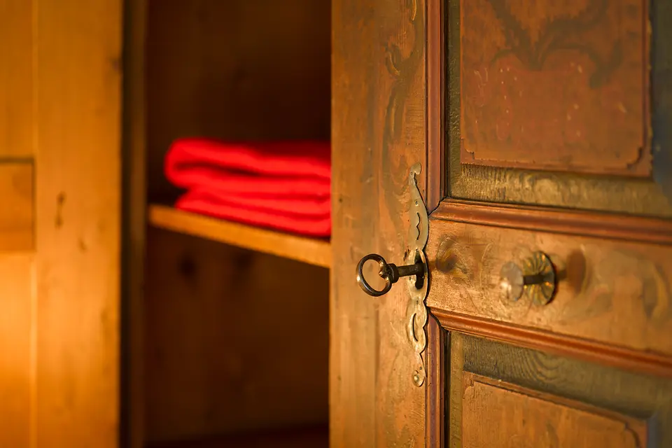 Bauernschrank um 1850 mit Originalbeschlägen und Schlüssel, darin rote Handtücher – Bauernzimmer