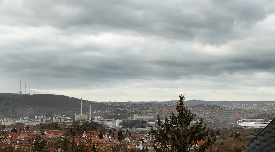 Blick über Stuttgart vom Stuttgarter Zimmer: Neckartal mit Stadion, Kraftwerk und Fernsehturm am Horizont