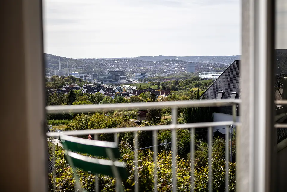 Blick von der Balkontür des Stuttgarter Zimmers über das Neckartal nach Stuttgart