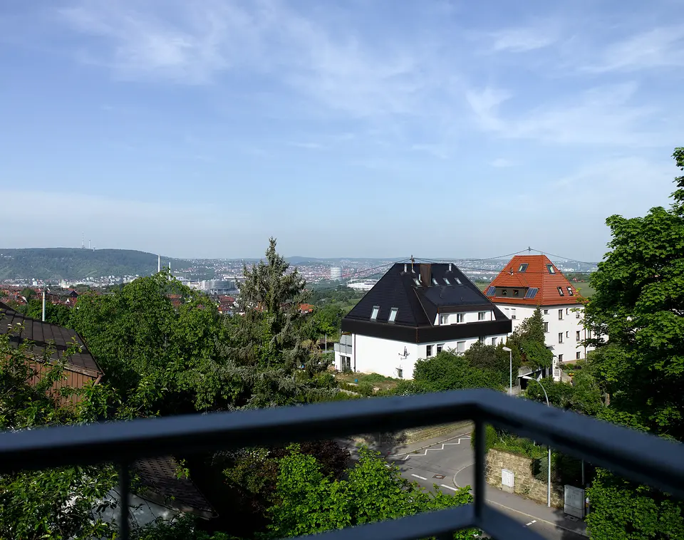Blick vom kleinen Balkon des Stuttgarter Zimmers über Fellbach Richtung Stuttgart